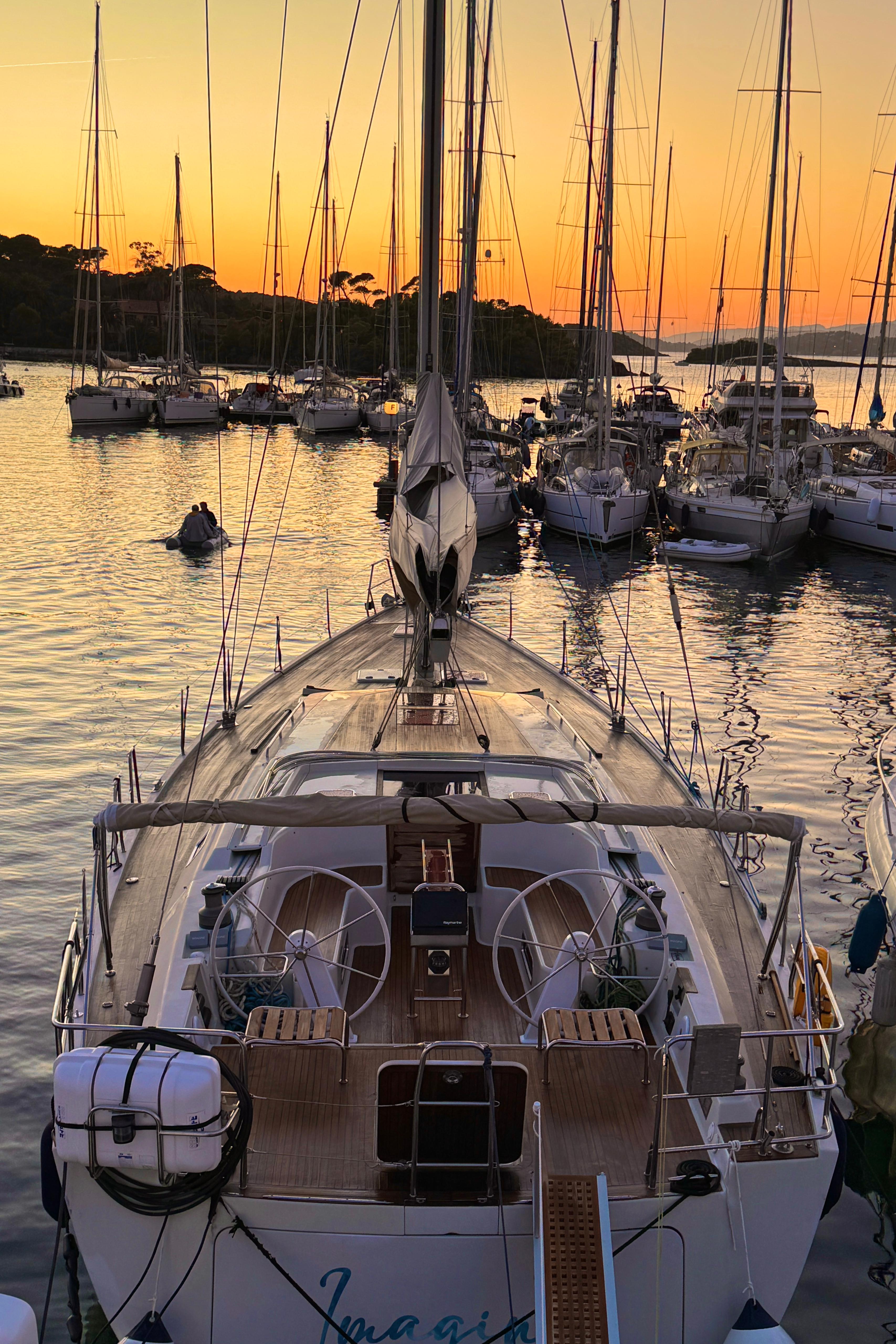 Port de Porquerolles au coucher du soleil, voiliers à quai