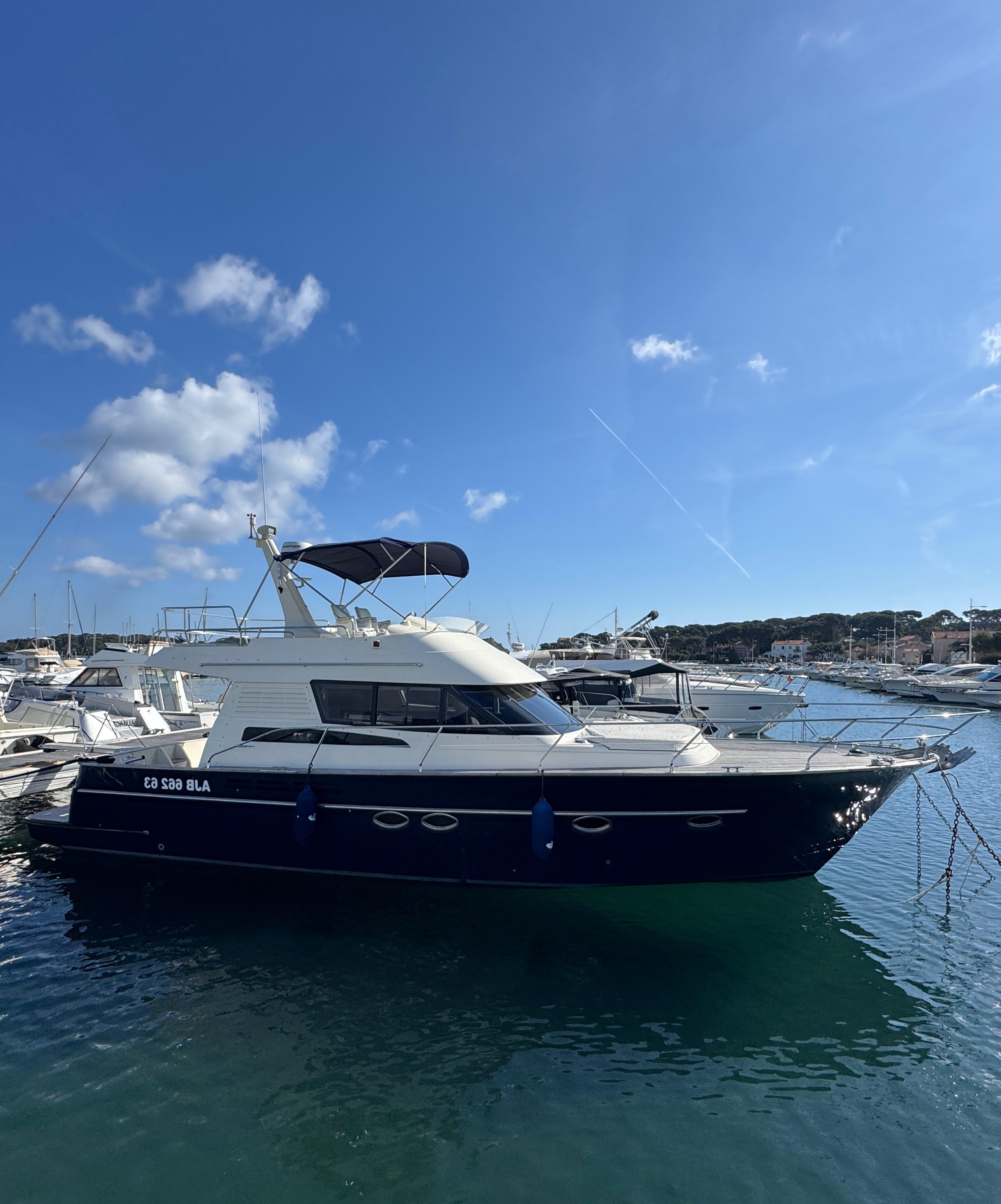 Yacht à moteur Lascia Corra dans le port, coque bleu marine